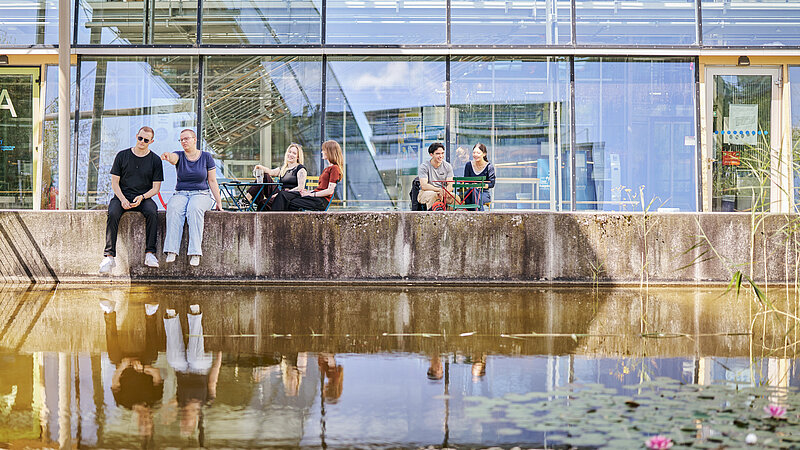 Studierende auf dem Campus