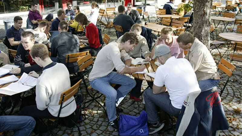 @ Uni BW Studierende auf dem Campus