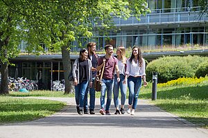 Studierende auf dem Campus