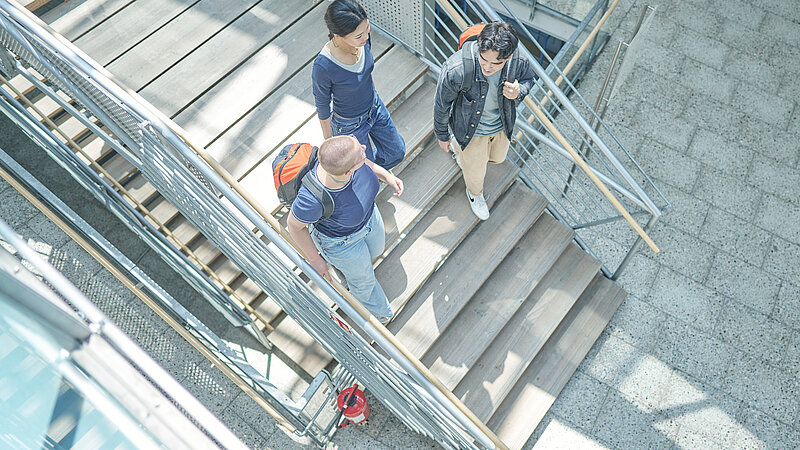 Studierende auf dem Campus
