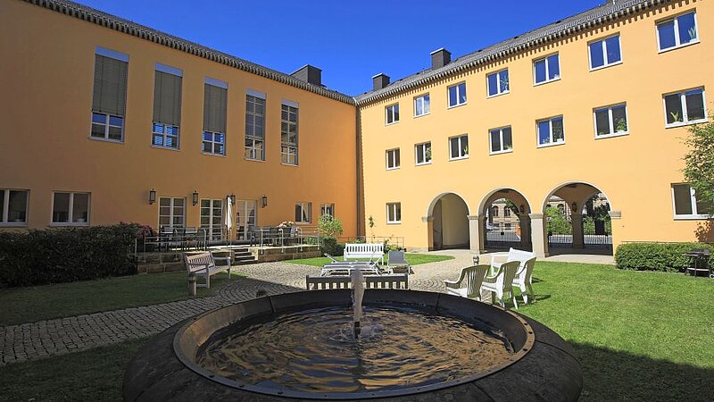 Innenhof der Hochschule f&uuml;r evangelische Kirchenmusik mit Brunnen