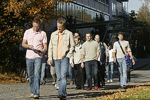 @ Uni BW Studierende auf dem Campus