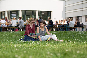 Studierende an der Mensa