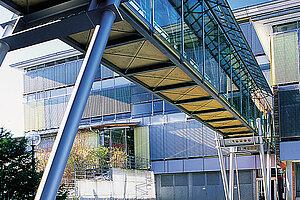 @ Uni Augsburg Blick von unterhalb einer Brücke auf eine Bibliothek auf dem Campus der Universität Augsburg