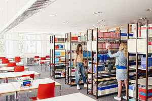 @ Landshut UAS Students looking for books in a libary.