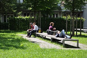 @ Hochschule München Students relax on the campus