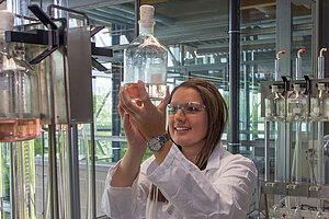 @ OTH Amberg-Weiden A student is checking a liquid in a glass in a laboratory.