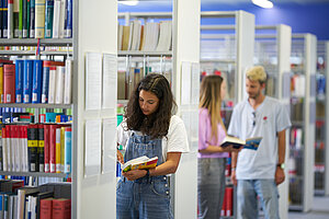 Studierende in der Bibliothek