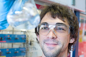 @ Uni Bayreuth Ein Mann hält eineb Erlenmeyerkolben