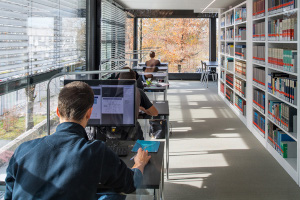 @ Andreas Heddergott / TUM Studierende in der Bibliothek