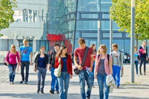 @ Andreas Heddergott / TUM Studierende vor dem Hochschulgebäude