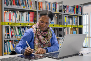 @ Andreas Heddergott / TUM Studentin in der Bibliothek