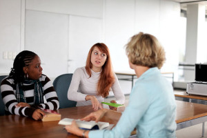 @ UR Zwei internationale Studierende sprechen mit einer Studienberaterin.