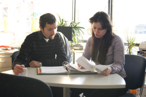 @ UR Zwei Studierende schauen Dokumente durch.