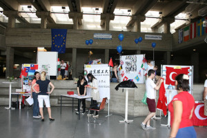 Vorbereitung für den International Day. Länderstände mit internationalen und deutschen Studierenden