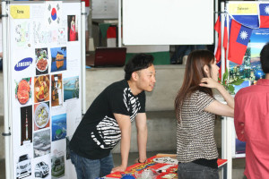 @ UR Student am Länderstand