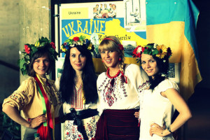 S@ UR Vier Studentinnen in ukrainischer Tracht.
