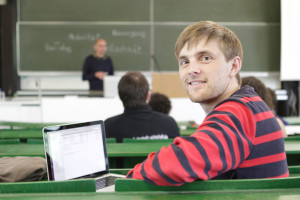 @ UR Student im Vorlesungssaal