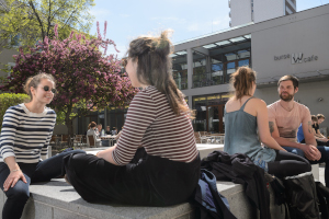 Studierende sitzen im Freien