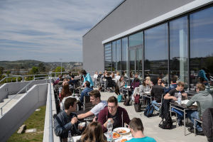 Studierende essen auf einer Terrasse