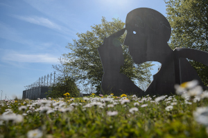 Ein Mensch im Profil, metallene Skulptur