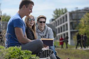 Studierende lernen im Freien